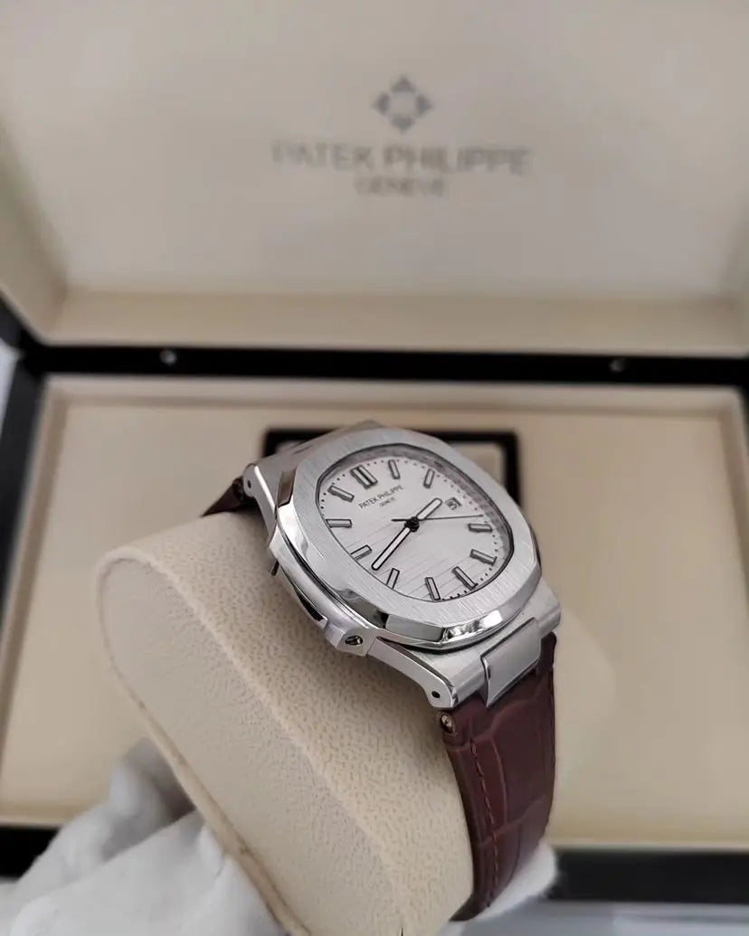 Patek Philippe Nautilus Couro