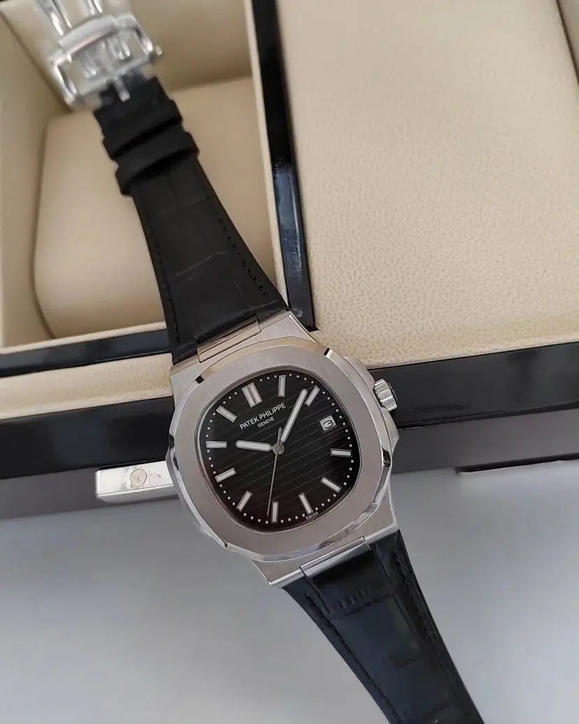 Patek Philippe Nautilus Couro