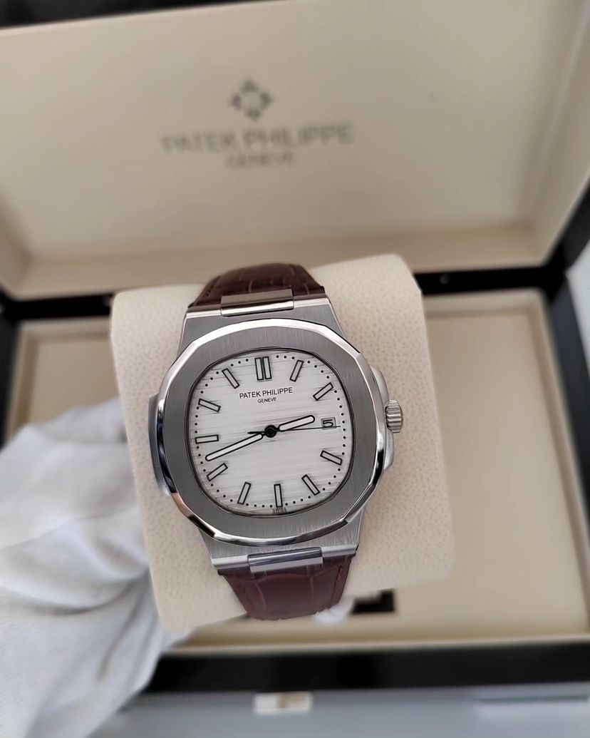 Patek Philippe Nautilus Couro