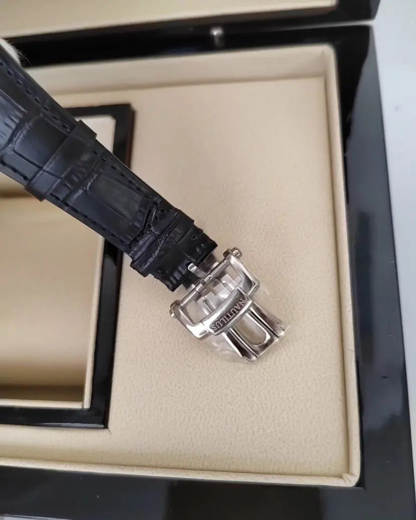 Patek Philippe Nautilus Couro