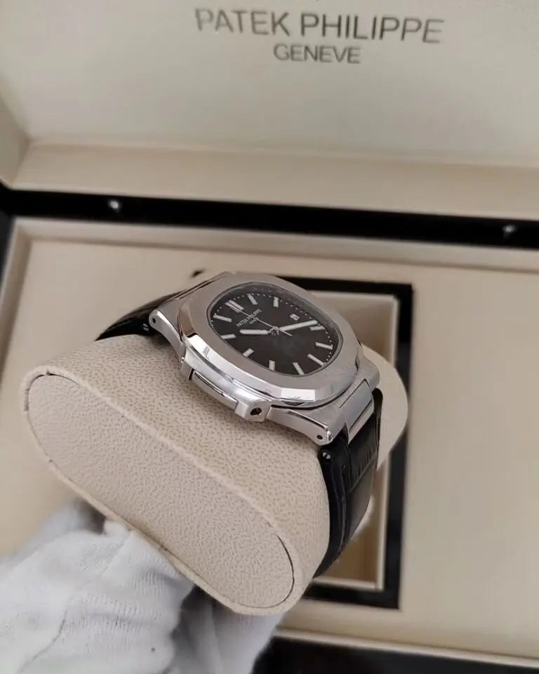 Patek Philippe Nautilus Couro