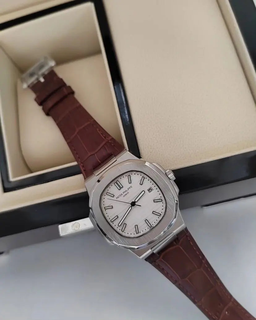 Patek Philippe Nautilus Couro
